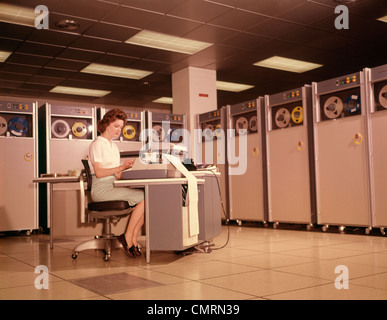1960 1960S FRAU DATEN EINTRAG COMPUTER B-5000-WALZEN MAGNETBAND MAIN FRAME BÜROARBEITEN COMPUTER ARBEITEN Stockfoto