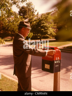 1960 1960S MANN MANN ANZUG HUT MAILING BRIEF POSTFACH MAILDROP BOX POST POST SUBURBAN STRAßE GESCHÄFTLICH RETRO Stockfoto