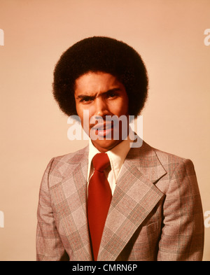 1970 1970S AFRIKANISCH-AMERIKANISCHER JUNGE MANN ERNSTHAFT BESORGT SORGE ÄNGSTLICH WÜTENDEN GESICHTSAUSDRUCK AFRO FRISUR HAAR TUN Stockfoto