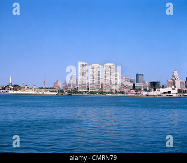 1970 DER 1970ER JAHRE 1980 1980ER-JAHRE RETRO-PHILADELPHIA PA WATERFRONT SKYLINE DELAWARE RIVER Stockfoto