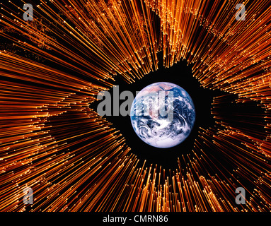 ERDE, UMGEBEN VON GOLDENEN LICHTER STERNE WELTRAUM Stockfoto