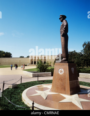 1990ER JAHRE EISENHOWER-STATUE UND MUSEUM ABILENE KANSAS USA Stockfoto