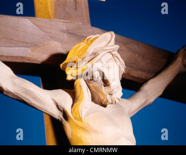 DETAIL DER SKULPTUR DES HÖLZERNEN JESUS CHRISTUS GEKREUZIGT ON KREUZ Stockfoto