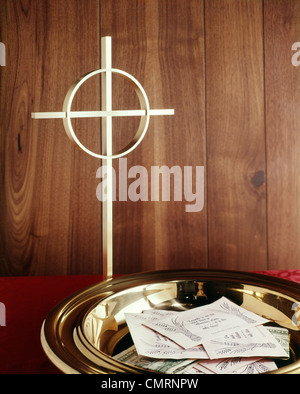 SAMMLUNG ZEHNTEN UMSCHLAG PLATTE GOLD KREUZ Stockfoto