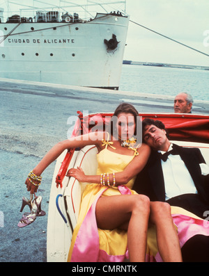 1970 1970S ÖFFNEN SIE REIHE HANSOM CAB MANN SMOKING SCHLAFEN FRAU WÜTEND AUSDRUCK HALTEN SCHUHE DOCK KREUZFAHRT SCHIFF BYSTANDER Stockfoto