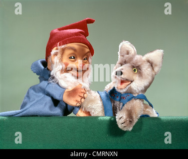 1960ER JAHRE PUPPENTHEATER ELF UND HUND RETRO Stockfoto