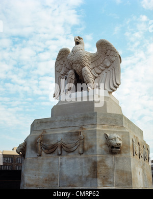 1960 DER 1960ER JAHRE 1970 1970ER-JAHRE RETRO-EAGLE STATUE VERBREITUNG FLÜGEL 30. MARKT STRAßEN PHILADELPHIA PA PATRIOTISCHEN REGIERUNG Stockfoto