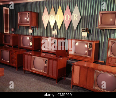 1960 1960S ANZEIGE DER FARBE TV SETS ZUM VERKAUF KAUFHAUS EINKAUFEN EINZELHANDEL GERÄT CONSUMER SALES RETRO Stockfoto