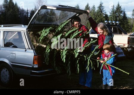 1980 1980S RETRO-FAMILIE WEIHNACHTSBAUM AUTO Stockfoto