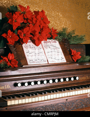 1979 1970S RETRO-PIANO WEIHNACHTSLIEDER BLUMEN POINTSETTIA Stockfoto