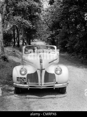 1940S 1941 PAAR MANN UND FRAU IN PONTIAC CABRIO FAHREN AUF LANDSTRAßEN IM LAND Stockfoto