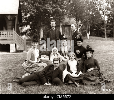 1890ER JAHREN GROßE FORMALE FAMILIE GRUPPENFOTO AUßERHALB Stockfoto