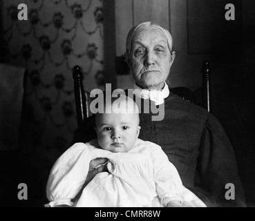 1900ER JAHRE WENDE DES JAHRHUNDERTS PORTRÄT DER GROßMUTTER & BABY ORIGINALTITEL DIE KUMPELS Stockfoto