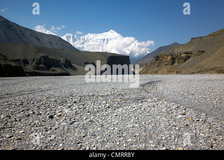 Farbfoto des Kali Gandaki Flussbetts und der Nilgiri Himal Bergkette, Tusang, Himalaya, Nepal, Asien Stockfoto