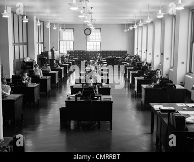 1930ER JAHREN BÜRO MIT REIHEN VON WEIBLICHEN SEKRETÄRINNEN ARBEITEN AM SCHREIBTISCH MIT SCHREIBMASCHINEN INDOOR Stockfoto