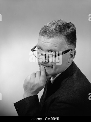 1950S 1960S MITTE IM ALTER MANN TRAGEN BRILLEN LOW AUF NASE FRAGENDEN GESICHTSAUSDRUCK Stockfoto