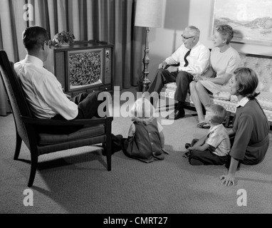 1960ER JAHREN 3 GENERATION FAMILIE FERNSEHEN Stockfoto