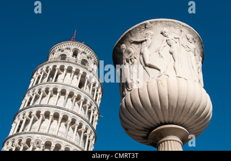 Skulptur vor schiefen Turm (Torre Pendente), Toscana (Toskana), Italien Stockfoto