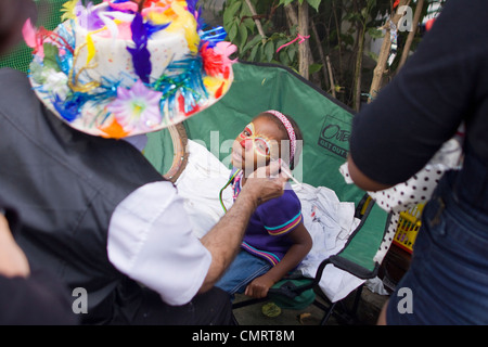 Ein junges Mädchen immer ihr Gesicht gemalt an der Notting Hill Carnival in London. Stockfoto