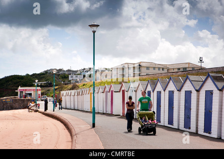 Großbritannien, England, Devon, Torquay, Goodrington Sand, Familien zu Fuß entlang der Promenade wie Dampfzug ankommt Stockfoto