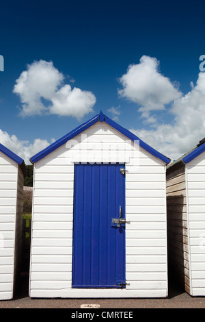 Großbritannien, England, Devon, Torquay, Goodrington Sand, blau und weiß lackierten Strandhütte unter blauen Sommerhimmel Stockfoto