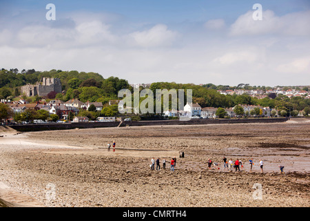 Großbritannien, Wales, Swansea, Mumbles, Menschen auf kiesiger Strand bei Ebbe unter überzeugender Burg Stockfoto