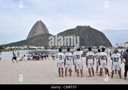 US-amerikanischer American-Football am Strand von Botafogo Rio De Janeiro Brasilien Stockfoto