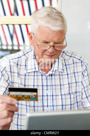 Mann mit Laptop und Kreditkarte Stockfoto