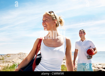 Zwei Menschen, die zu Fuß am Strand Stockfoto