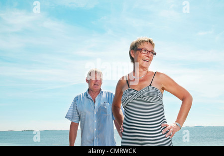 Mann und Frau stehen am Strand Stockfoto