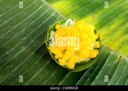 Thai Dessert Sticky-Reis mit Ei Eigelb Tropfen Gold Stockfoto