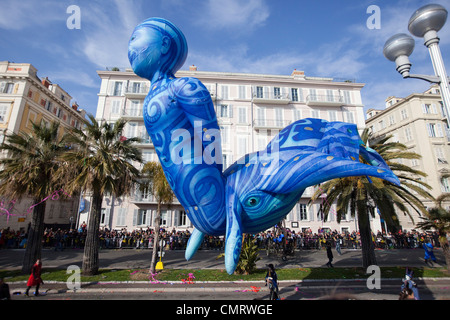 Carnaval de Nice 2012. Cartoon-Bildnis der Kreatur während Karnevalsumzug. 124850 Nice Karneval Stockfoto