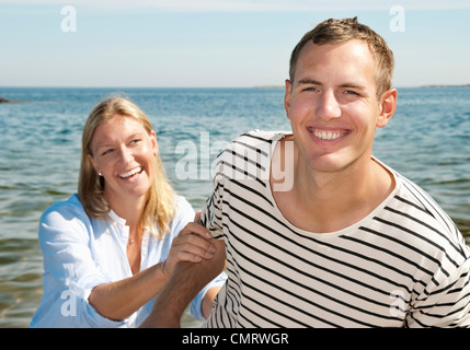 Zwei Personen spielen am Strand Stockfoto