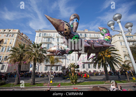 Carnaval de Nice 2012. Cartoon Bildnis Skorpion während Karnevalsumzug. 124854 Nice Karneval Stockfoto