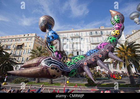 Carnaval de Nice 2012. Cartoon Bildnis Skorpion während Karnevalsumzug. 124856 Nice Karneval Stockfoto