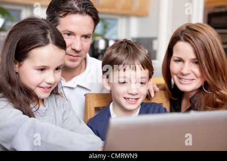 Familie vor computer Stockfoto