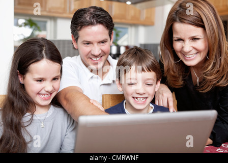 Glückliche Familie vor computer Stockfoto