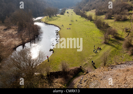 Der monsal Trail in Derbyshire. Picknicker am Fluss Wye betrachtet, aus dem Monsal Kopf-Viadukt Stockfoto