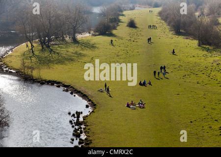 Der monsal Trail in Derbyshire. Picknicker am Fluss Wye betrachtet, aus dem Monsal Kopf-Viadukt Stockfoto