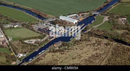 Luftaufnahme eines Aquädukts über einem Fluss an der Ferry Lane, Stanley, Wakefield, West Yorkshire Stockfoto