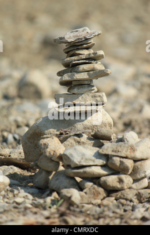 Zen-Steinen auf einem Wüstenboden Stockfoto