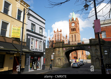 Shipquay Straße und Shipquay Tor mit Guildhall innerhalb der Mauern von Derry City County Londonderry Nordirland Großbritannien. Stockfoto