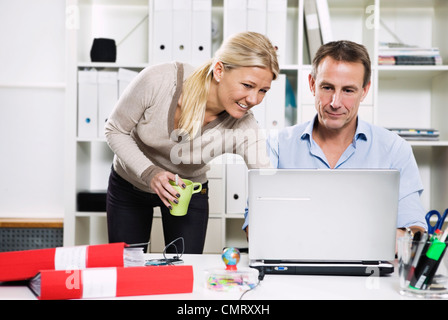 Frau und Mann im Büro Stockfoto