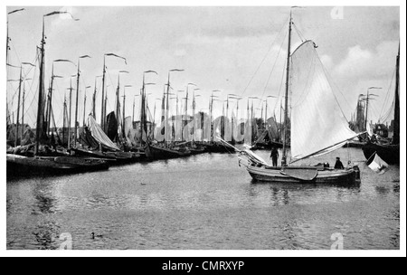 1923 Volendam Fischereiflotte im Hafen Schiff Boot Segel North Holland Niederlande, Gemeinde Edam-Volendam. Stockfoto