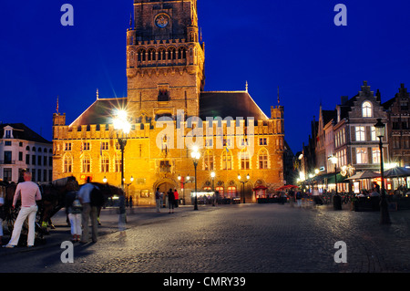 Belgien, Flandern, Brügge, Grote Markt, Marktplatz bei Nacht Stockfoto