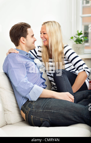 Paar in Wohnung Stockfoto