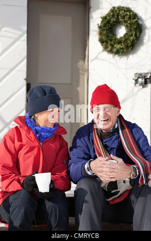 Zwei Leute sitzen im freien Kaffeetrinken Stockfoto