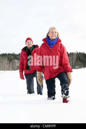TWP Senioren zu Fuß durch den Schnee Stockfoto