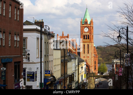 die Guildhall und Shipquay Straße innerhalb der Mauern von Derry City County Londonderry Nordirland Großbritannien. Stockfoto