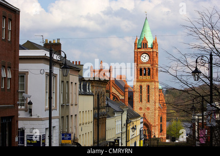 die Guildhall und Shipquay Straße innerhalb der Mauern von Derry City County Londonderry Nordirland Großbritannien. Stockfoto